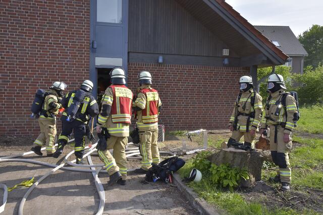 Unter Atemschutz drangen die Retter in das Gebäude ein, um die vermissten Personen zu suchen | Foto: Feuerwehr
