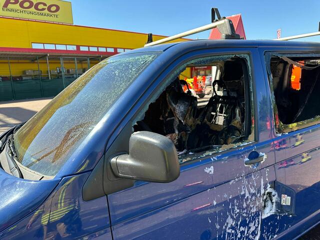 Auch dieser VW-Bus wurde beschädigt | Foto: Feuerwehr Stade