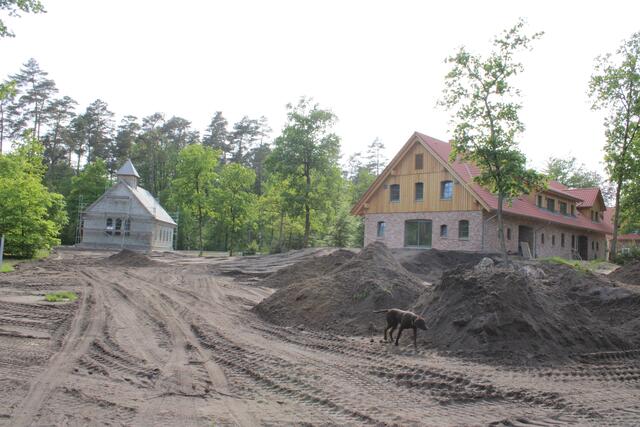 Die Hofkapelle und eines der Apartmenthäuser | Foto: ce