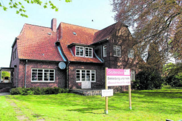 Links im ehemaligen Pastorenhaus befindet sich die Stöberstuv, rechts steht zurzeit leer | Foto: sb