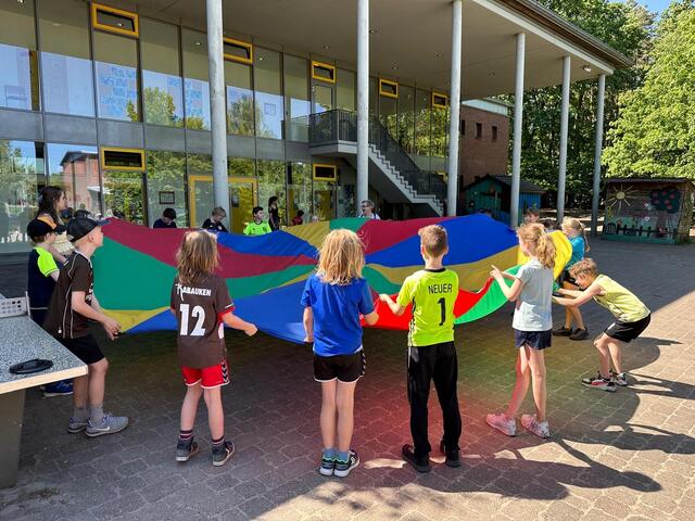 Die 3b spielt mit dem Schwungtuch | Foto: GS Pattensen