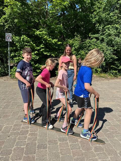 Maurice (v. li.), Luna, Ina und Joris haben Spaß mit den Rasenskiern | Foto: GS Pattensen