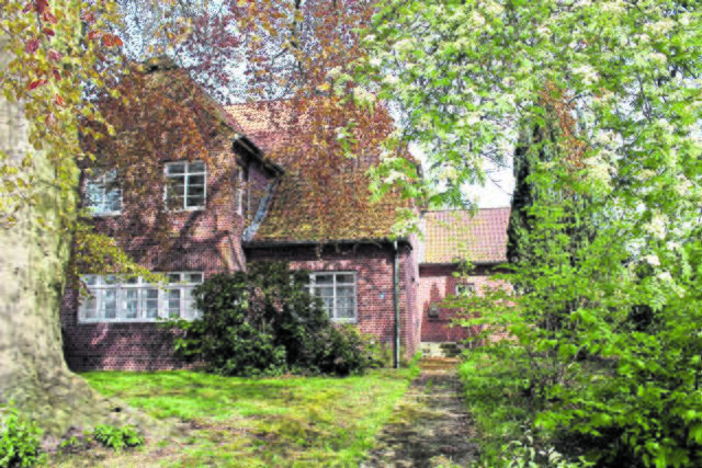 Die ehemalige Pastorenwohnung in der rechten Gebäudehälfte steht leer | Foto: sb