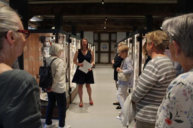 Wurden schon einmal zur Probe von Jolie Sodre (hinten) durch die Ausstellung geführt: die Landfrauen aus Hittfeld | Foto: pöp