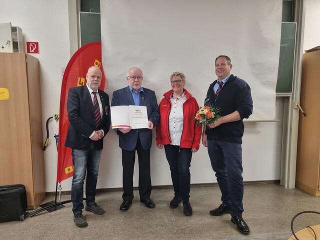 Bei der Versammlung (v.li.): Eckhard Menzel (stellv. Bezirksleiter d. DLRG Bezirks Nordheide, der geehrte Klaus-Dieter Feindt sowie Margret Holste und Florian Rosenow

 | Foto: Ina Holste, DLRG Tostedt