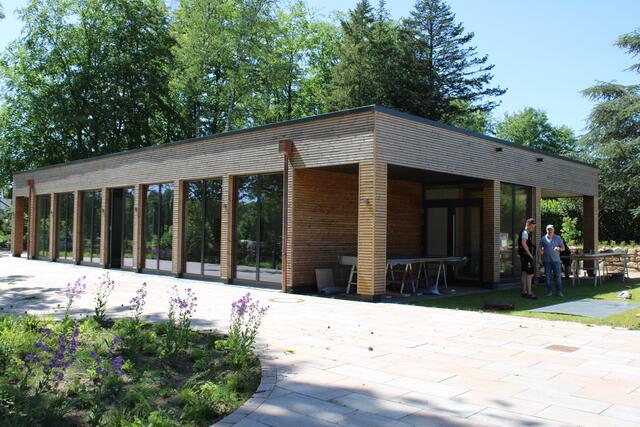 Moderne Architektur: Am Café-Gebäude wird noch gearbeitet | Foto: pöp