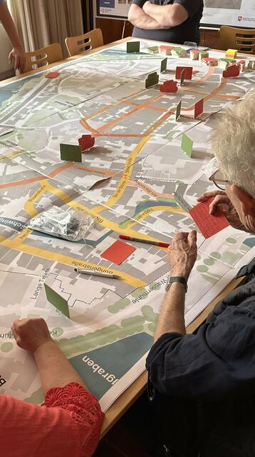 Planspiel mit Karte: An mehreren Tischen konnten die Teilnehmer mittels spielerischer Elemente ihre Ideen für ein künftiges Stade äußern | Foto: Hansestadt Stade