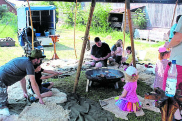 Die Pfadfinder Likedeeler bieten Stockbrotbacken an | Foto: sb