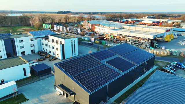 Solarmodule mit thermischem Flächenkollektor bestimmen die Dachfläche | Foto: JAY TEE