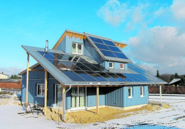 2007: Bundeswettbewerb gewonnen. Das Solarkonzept des
Todtglüsinger Plus-Energie-Hauses gewinnt den ersten Platz
für Deutschlands schönste Solaranlage  | Foto: Archiv