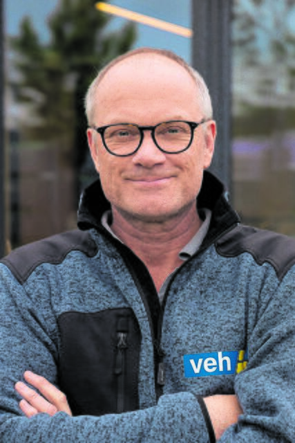  VEH-Firmeninhaber Malte Claußen wurde 1965 geboren und absolvierte sein Studium zum Dipl.-Physiker. 

Er machte sich im Jahr 1994 selbstständig. Claußen forschte bereits während seines Studiums an der Entwicklung der Solartechnik und der Elektromobilität. Neben seiner unternehmerischen Tätigkeit ist Claußen auch bundesweit als Dozent und Solarberater tätig.  | Foto: JAY TEE