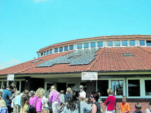 2004: Die Solarstromanlage auf dem Dach der Grundschule Wistedt wird feierlich eingeweiht | Foto: Archiv