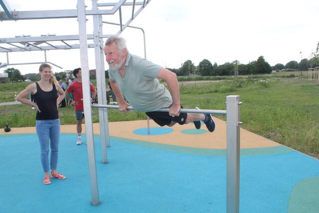 Mit 74 Jahren testete er die Calisthenics-Anlage auf Herz und Nieren: Ernst Riebandt, vom Gemeinderat Tostedt | Foto: pm