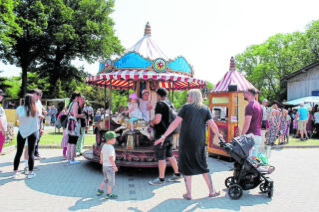 Für die Kleinen dreht sich ein Kinderkarussell | Foto: sb