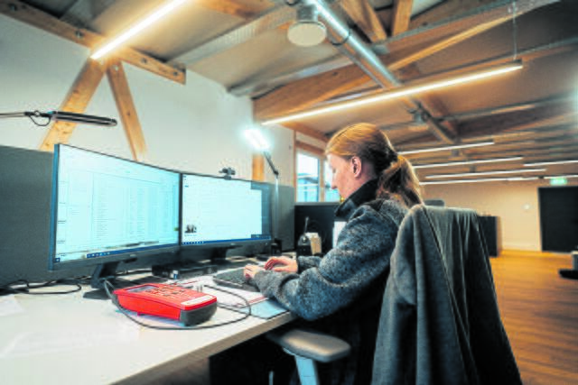Moderne Technik ist bei den Arbeitsplätzen eingerichtet | Foto: JAY TEE