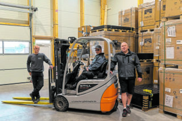 Ein gutes Team (v.li.): Norman Röber, Dieter Hinc (beide Lager) und Matthias Wünsch (Leiter Logistik) | Foto: JAY TEE