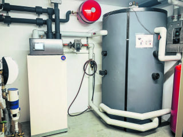 Ein Baustein des Energiekonzeptes im 'energiewerk' ist die neue PV-Thermie. Solarmodule mit thermischem Flächenkollektor generien die Wärme aus der Umwelt für die moderne Wärmepumpe. Und auch den Strom für das Heizsystem  | Foto: JAY TEE