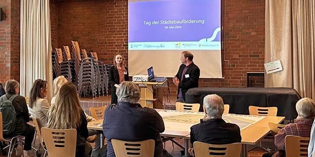 Laura Trispel und Jens Bossen von der Stader Stadtverwaltung moderierten die Veranstaltung  | Foto: Hansestadt Stade