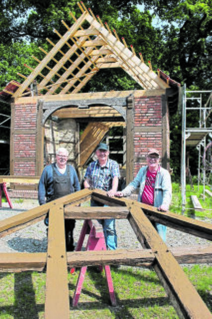 Hermann Borchardt (v.li.), Hans Umland und Manni Schurmann vom Förderverein "De olen Hüüs" | Foto: sb