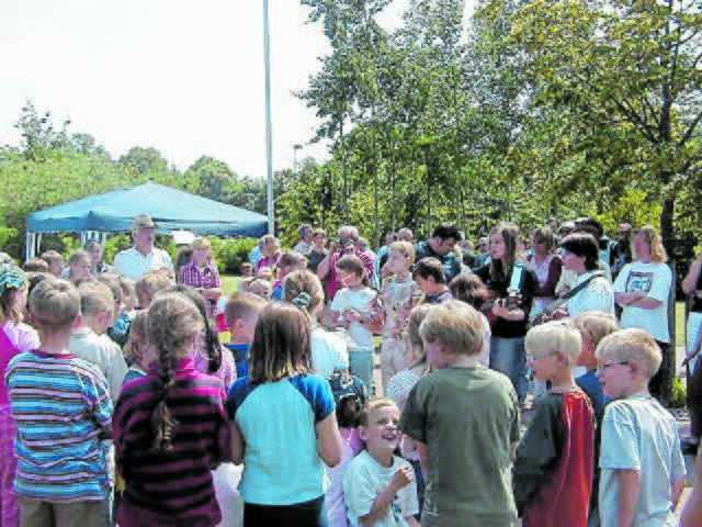 2004: Die Solarstromanlage auf dem Dach der Grundschule Wistedt wird feierlich eingeweiht | Foto: Archiv