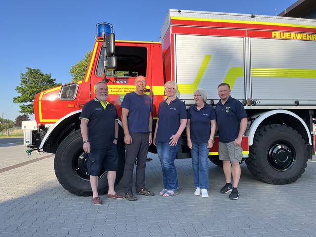 Ortsbrandmeister Simon Steffen (re.) und der Vorstand des Fördervereins der Hittfelder Feuerwehr: erster Vorsitzende, Oliver Tiedchen, zweiter Vorsitzenden, Carsten Friedling, Kassenwartin, Ulrike Baumgartner und Schriftführerin Gerhild Steffen | Foto: sra