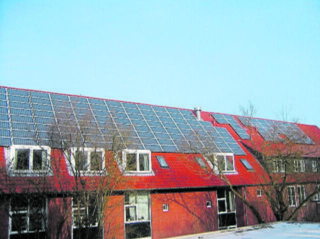 September 2005: Das Tostedter Rathaus wird Norddeutschlands erstes kommunale Gebäude, das sein Dach an Solarstrombetreiber verpachtet | Foto: Archiv