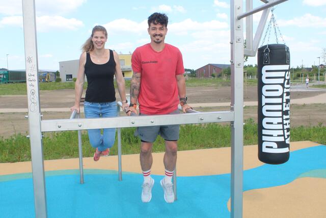 Mara Bostelmann und Benjamin Bullinger vom TSV Todtglüsingen zeigten ihr Können an der neuen Calisthenics-Anlage | Foto: pm