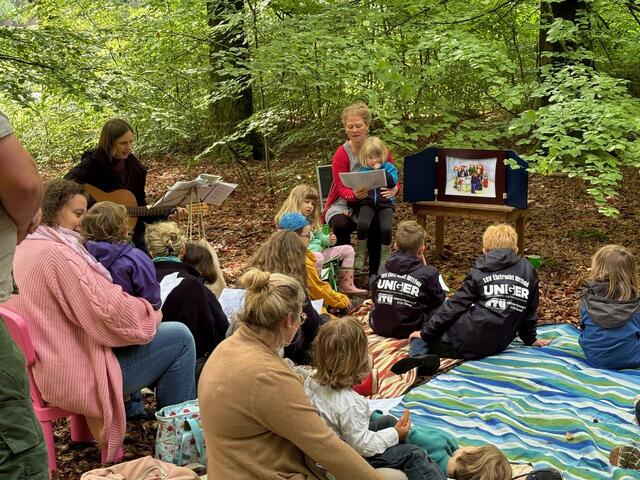 Nele Meyer aus Rosengarten lud die jüngsten Besucher zum Kindergottesdienst ein | Foto: Ernst Ulrich Soja