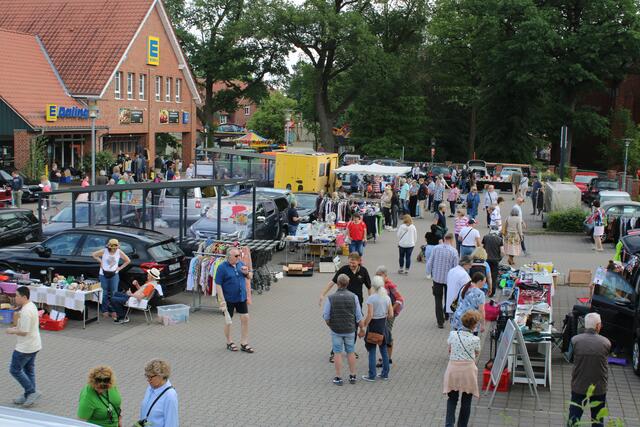 Der Pfingstmarkt-Flohmarkt im Ortskern lockte viele Schnäppchenjäger an | Foto: ce