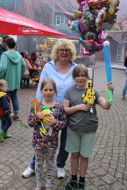 Susanne Boedtger freut sich mit ihren Enkelinnen Efi (8, li.) und Smilla (10) über deren Gewinne vom Dosenwerfen | Foto: ce