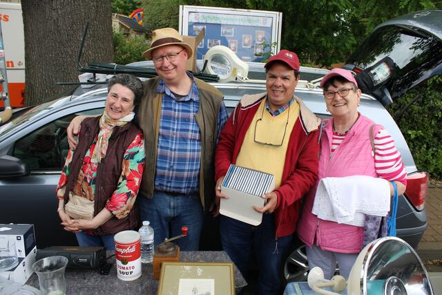 Glückliche Flohmarkt-Käufer und Verkäufer (v. re.): Waldtraud Pauli, Ehemann El Mostafa Zouhair und seine frisch erstandene CD-Box sowie Klaus und Andrea Dittmer | Foto: ce