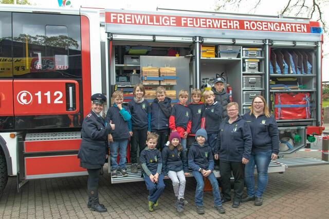 Ein Teil des Betreuerteams Kinderfeuerwehr mit Kindern (v. li.)  Yvonne Matthies, Ute Köchel und Yvonne Bross | Foto: Tobias Renk