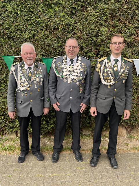 König Marc Lichtmess mit  den Adjutant Eckhard Holten und  Peter Ording | Foto: Schützenverein Fredenbeck