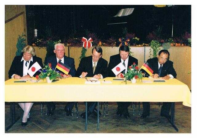 Unterzeichneten 1999 den Partnerschaftsvertrag zwischen der japanischen Präfektur Fukui, dem Landkreis Harburg und der Stadt Winsen (v. li.): Stadtdirektorin Angelika Bode, Bürgermeister Gustav Schröder, Oberkreisdirektor Hans-Bodo Hesemann, Landrat Prof. Dr. Jens-Rainer Ahrens und Fukuis Gouverneur Yukio Kurita | Foto: Beckedorf