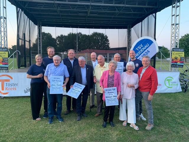 Ehrungen für Kapitel in der Vereinsgeschichte (hinten v.li.): 3. Vorsitzende Melanie Schultz, 2. Vorsitzender Tobias Pätzold, Klaus Eckhoff, Werner Meyer, 1. Vorsitzender Jürgen Tödter, Kassenwart Alexander Schütte. Sowie (vorne v.li.): Günter Fitschen, Alexander Kisil, Klaus Lehmann, Walentyna Tödter, Lilli und Gustav Nicolaj

 | Foto: TSV Heidenau