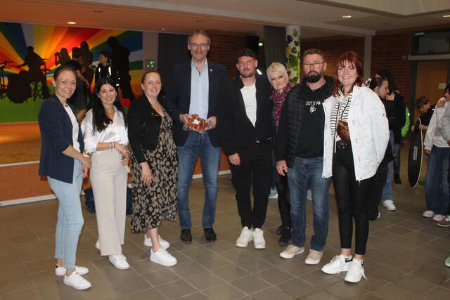Schulleiterin Maja Rabe (v.li.) und Lehrerin Rundk Saleem von der ROGA begrüßten Bürgermeister Dirk Seidler (Mi.) sowie die Lehrer und die Begleiter der französischen Austauschgruppe Justine Salomon, Michaël Monjournal, Catherine Fleury, Yann Coqu sowie Paulyne Grosjean | Foto: pm