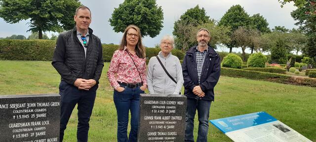 Thomas Randells Familie hat auch die Gedenkstelen in Kutenholz besucht, die an mehrere gefallene britische Soldaten erinnern (v.li.): Philip Reynolds, Donna Wilson, Diane Reynolds sowie Bret Wilson | Foto: Bülau