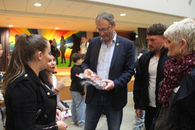  Bürgermeister Dirk Seidler (Mi.) erhiehlt ein Gastgeschenk der Franzosen  | Foto: pm