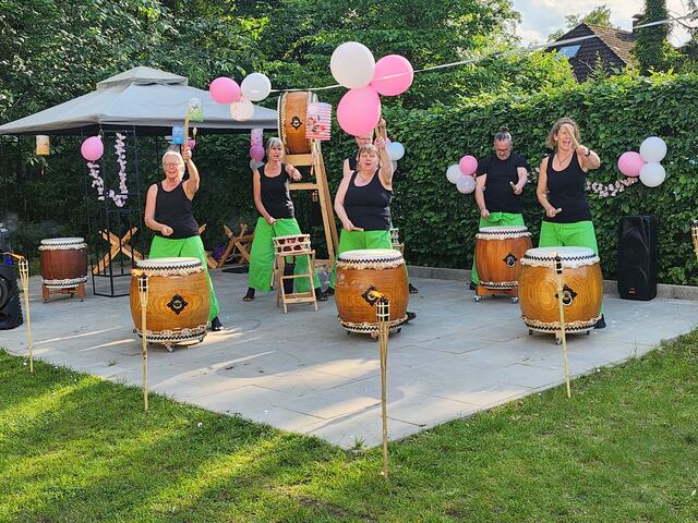 Die Hamburger Gruppe „Yo Bachi Daiko“ zog Bewohner, Gäste und Mitarbeitende auf dem Japanischen Kirschblütenfest im Kursana Domizil Buchholz in ihren Bann | Foto: Kursana Domizil Buchholz