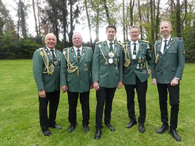 König Dirk Ebeling (Mi.) umringt von seinen Adjutanten (v.li.) Klaus Meinecke, Jens Heins, Andreas Dreyer und Sascha Lünsmann | Foto: Schützenverein Otter