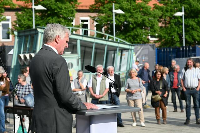 Polizeipräsident Thomas Ring von der Polizeidirektion Lüneburg forderte die Bürger dazu auf, möglichen Gefährdungen der Demokratie entgegenzutreten | Foto: Landkreis Stade / Daniel Beneke