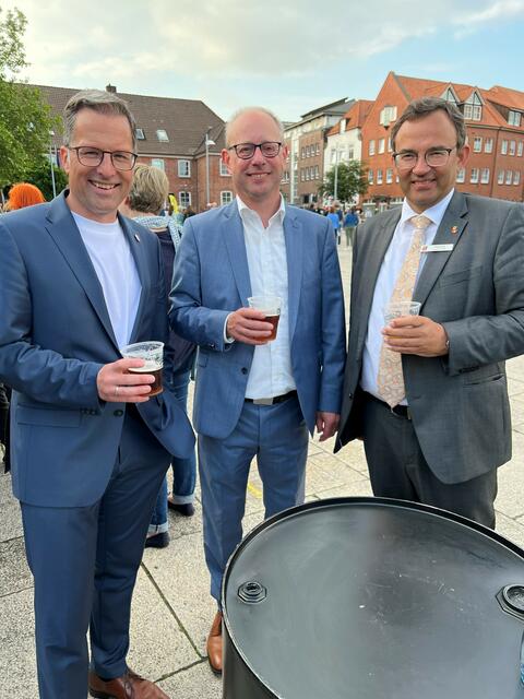 Landrat Kai Seefried (li.) und der Erste Kreisrat Thorsten Heinze (re.) nehmen den Superintendenten Dr. Marc Wischnowsky in die Mitte | Foto: Landkreis Stade / Daniel Beneke