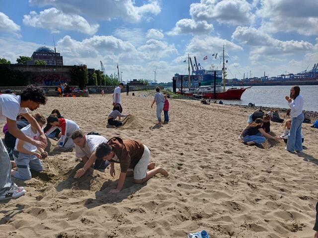 Die Schüler verbrachten einen schönen Tag am Elbstrand | Foto: Saleem