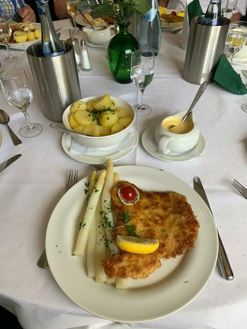 Das Team des Landgasthofs Hoheluft servierte Spargel mit Schnitzel und Beilagen | Foto: Pape