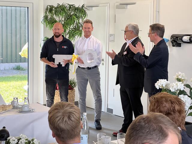 Feier zur Einweihung (von links): Wachenleiter Martin Nitschke und Rettungsdienstleiter 
Martin Lobin nehmen symbolisch den Schlüssel für den Neubau entgegen. DRK-Präsident Michael 
Roesberg und Landrat Kai Seefried gratulieren  | Foto: Landkreis Stade / Daniel Beneke