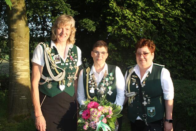 Die Beste Dame: Sabine Bassen (Mi.) mit ihren Adjutantinnen Annemarie Wilde (re.) und Christine Cohrs | Foto: pm