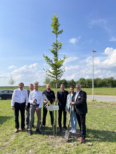 Baumpflanzung anlässlich der Einweihung mit Vertretern von DRK und Landkreis (von links): Klaus-Dietmar Otto, Uwe Lütjen, Martin Lobin, Martin Nitschke, Kai Seefried, Sabine Brodersen,  Kai Seefried und Michael Roesberg  | Foto:  Landkreis Stade / Daniel Beneke