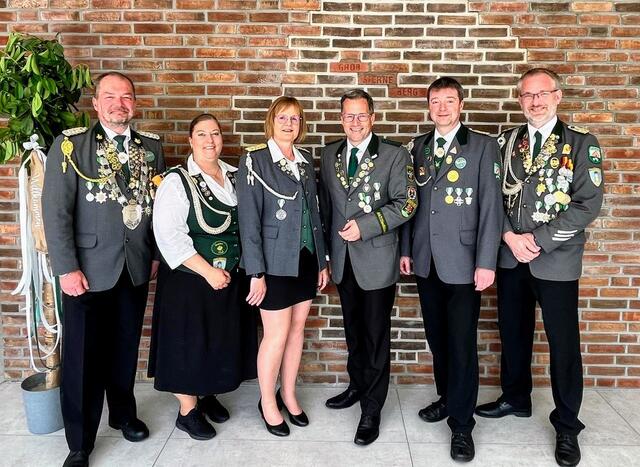 Landrat Kai Seefried (3. v. re.)  besuchte die Schützen in Hammah | Foto: SV Hammah