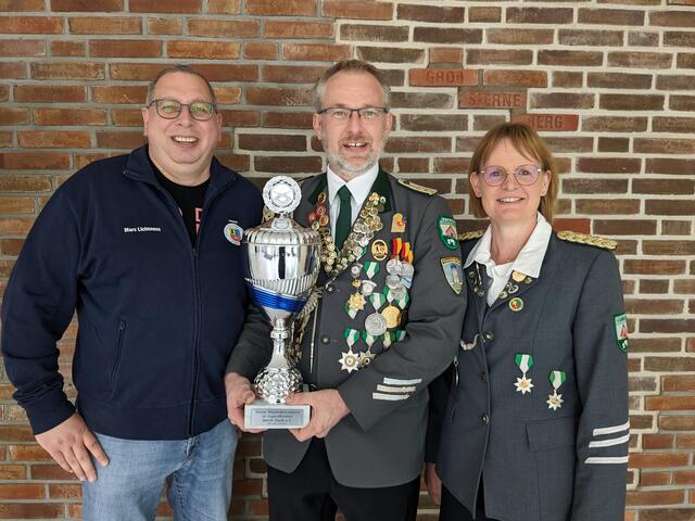 Übergabe des Pokals "beste Mitgliederentwicklung Jugend im BSV | Foto: SV Hammah