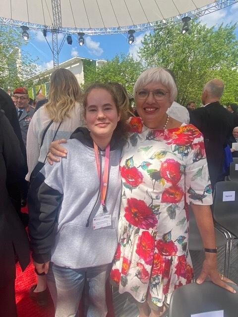 IGS-Schülerin Paolina Grosser mit Kulturstaatsministerin Claudia Roth (Grüne) | Foto: IGS Buchholz